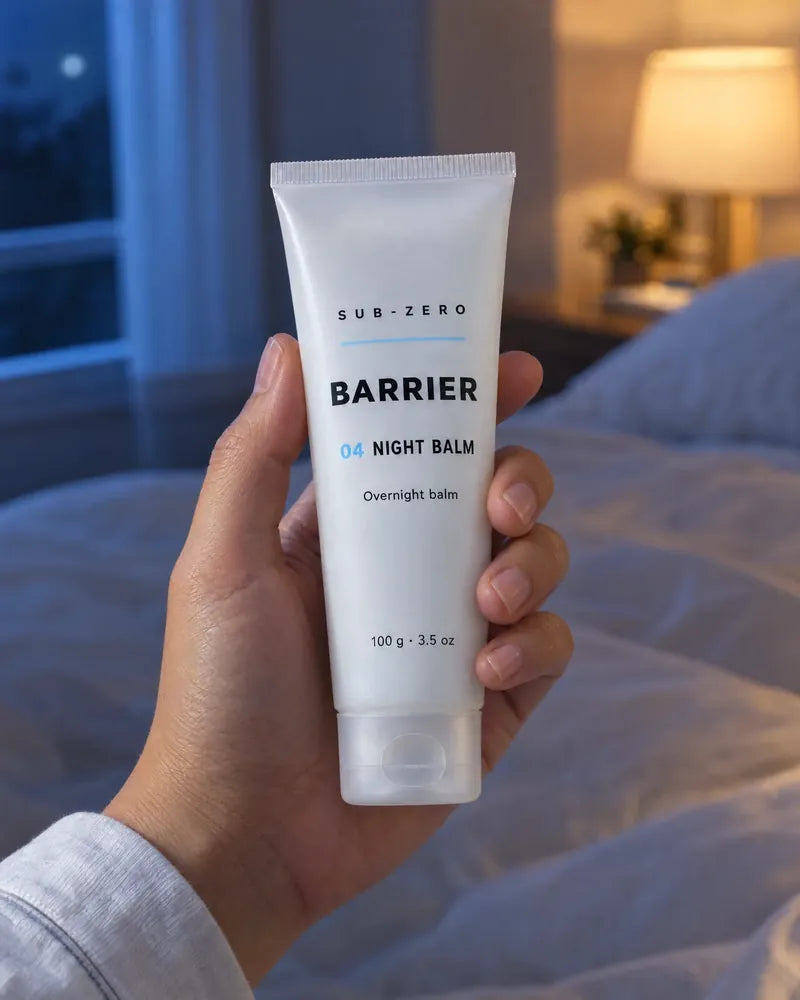 The Night Balm, 100 g, held in a dim bedroom